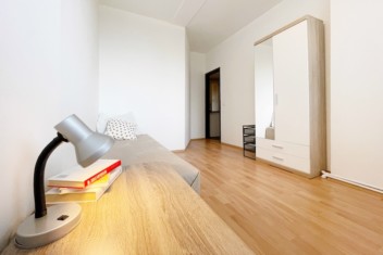 3D и ВИДЕО: Уютная отдельная спальня в 3-комнатной квартире после реконструкции, Bratislava-Petržalka